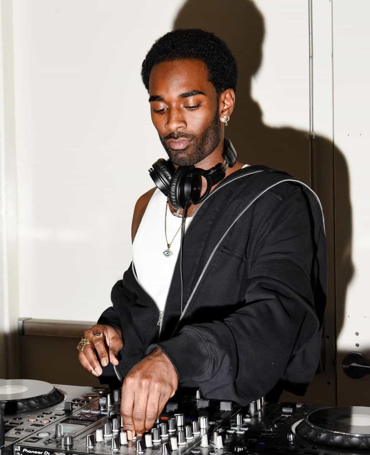 No Crowd Pleasers invites Alchemy