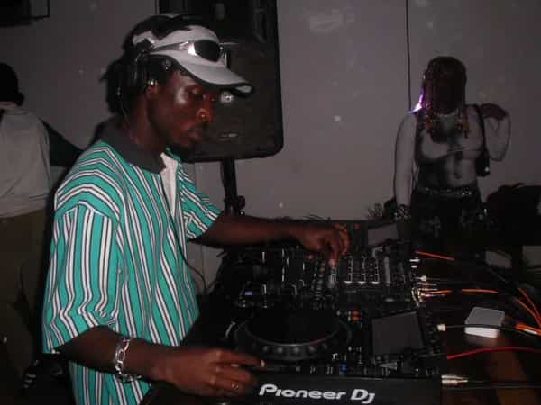 Oroko Radio Live From Palm Moments: The Weird Cult Special / COZYSHRT B2B 95ANTNY